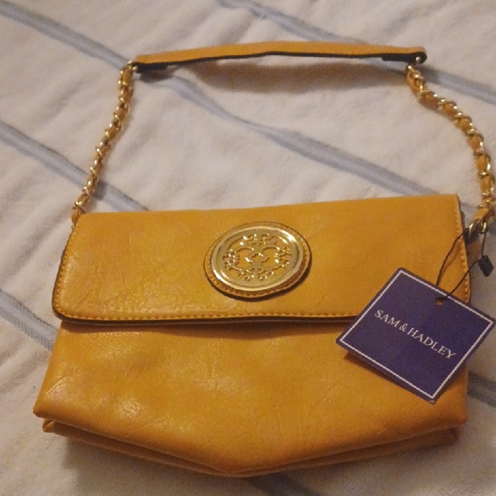 Elegant Yellow Gold Clutch with Chain Strap